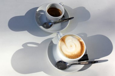 bir fincan espresso masada