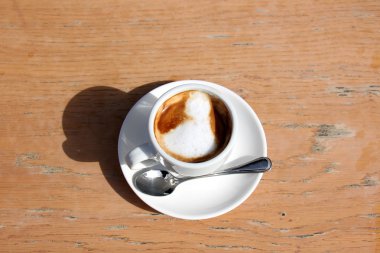 bir fincan espresso masada