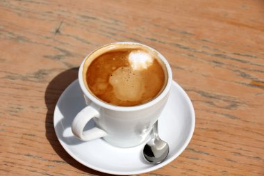 bir fincan espresso masada