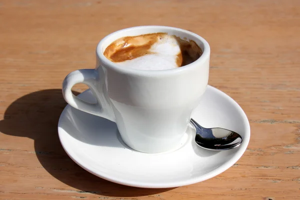 Em uma xícara de café expresso na mesa — Fotografia de Stock