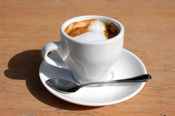 Bir fincan espresso masada — Stok fotoğraf