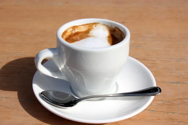 In einer Tasse Espresso auf dem Tisch — Stockfoto