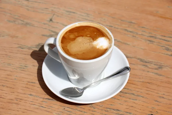 Em uma xícara de café expresso na mesa — Fotografia de Stock