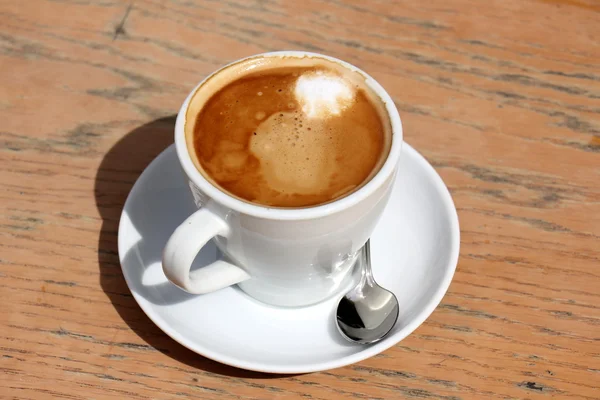 Em uma xícara de café expresso na mesa — Fotografia de Stock