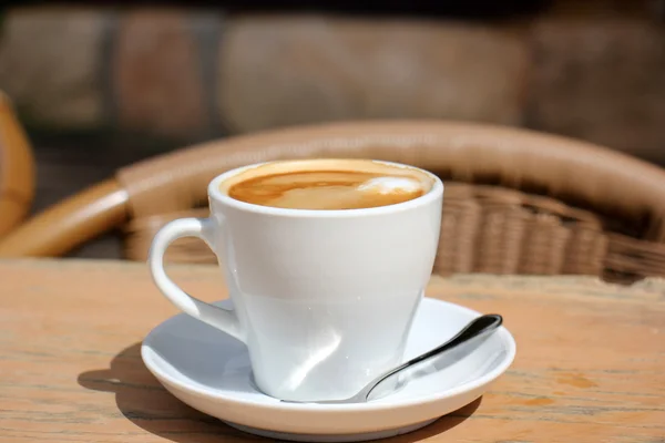 Bir fincan espresso masada — Stok fotoğraf