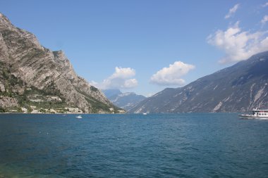 Nehirde yüzen tekne