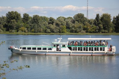 Nehirde yüzen tekne