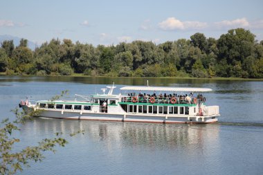 Nehirde yüzen tekne