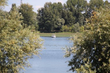 Nehirde yüzen tekne