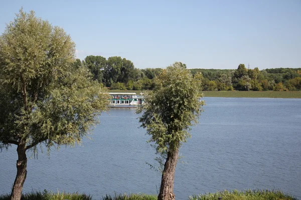 Човен плаває на річці — стокове фото