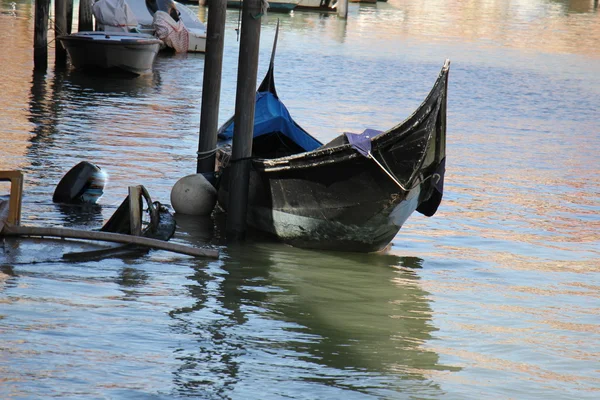 Gôndola - barco a remos — Fotografia de Stock