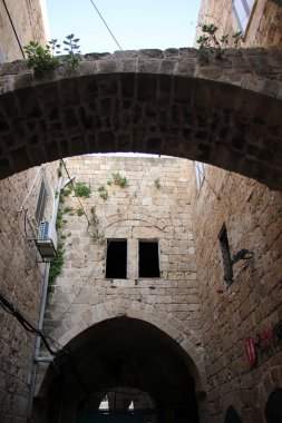 pencere duvardaki açıyor