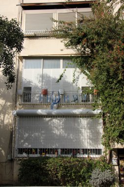 pencere duvardaki açıyor