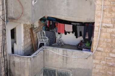 pencere duvardaki açıyor