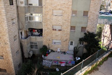 pencere duvardaki açıyor