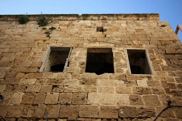 Fenêtre est une ouverture dans le mur — Photo