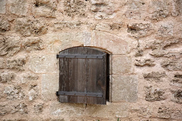 Fenêtre est une ouverture dans le mur — Photo