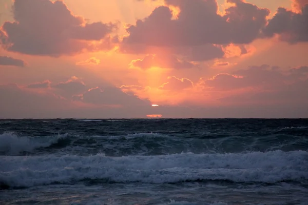 Coucher de soleil sur la mer Méditerranée — Photo