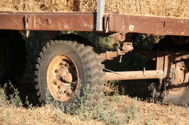 Kuru, sıkıştırılmış saman       