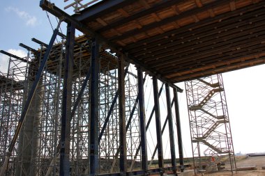 yeni bir köprü inşa         