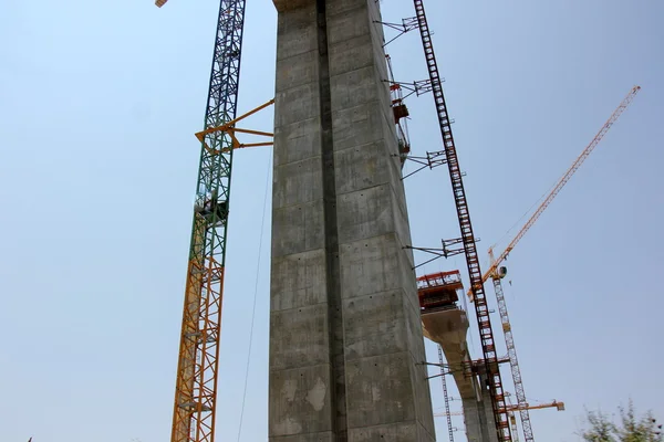 Een nieuwe brug gebouwd — Stockfoto