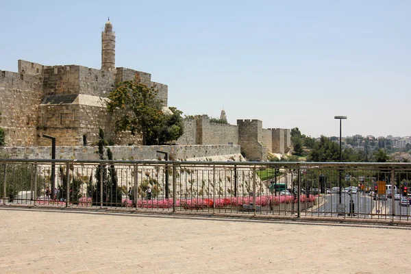 Caminar por la antigua Jerusalén — Foto de Stock