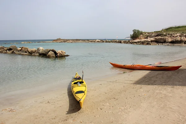 Kajak op het strand — Stockfoto