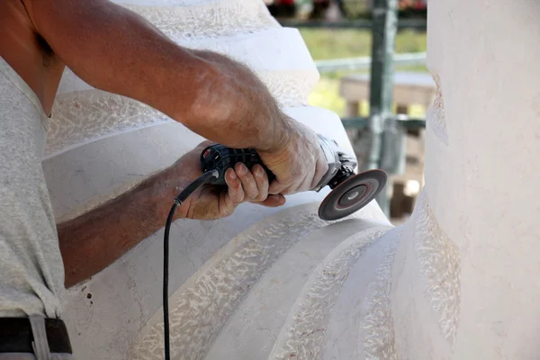 Le travail acharné du sculpteur — Photo