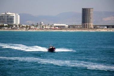 bir teknede denizin üzerinde yürümek        