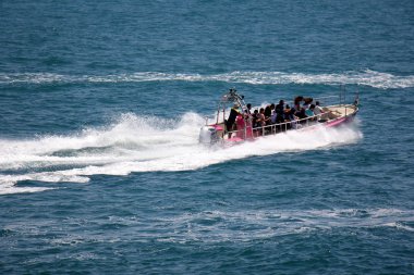 bir teknede denizin üzerinde yürümek        