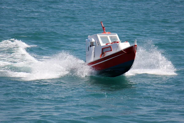 Caminar en un barco en el mar — Foto de Stock