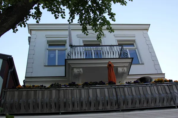 Stadtfenster beobachtet uns — Stockfoto