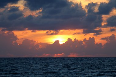 Akdeniz 'de gün batımı     