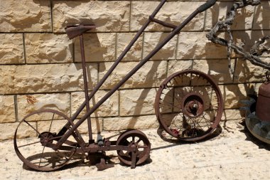 eski ve paslı malzeme    