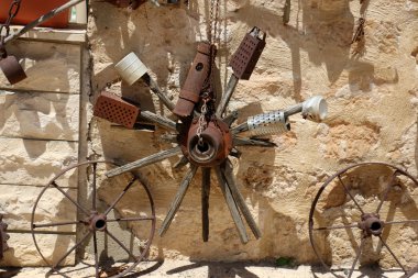 eski ve paslı malzeme    