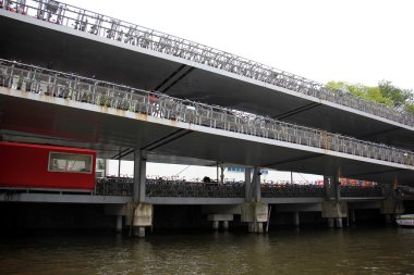 Amsterdam'da yürümek       