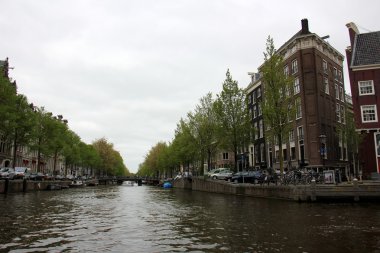 Amsterdam'da yürümek       