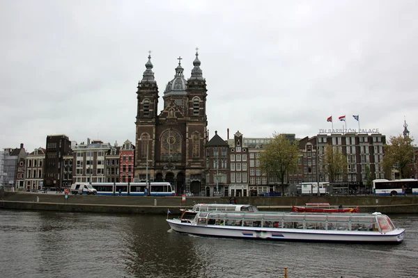 Amsterdam'da yürümek — Stok fotoğraf