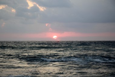 Akdeniz 'de gün batımı     