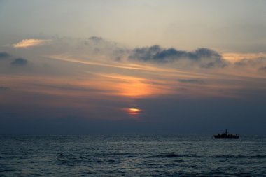 Akdeniz 'de gün batımı     