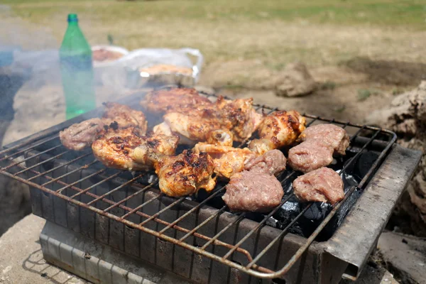 在烤架上煮熟的食物 — Φωτογραφία Αρχείου