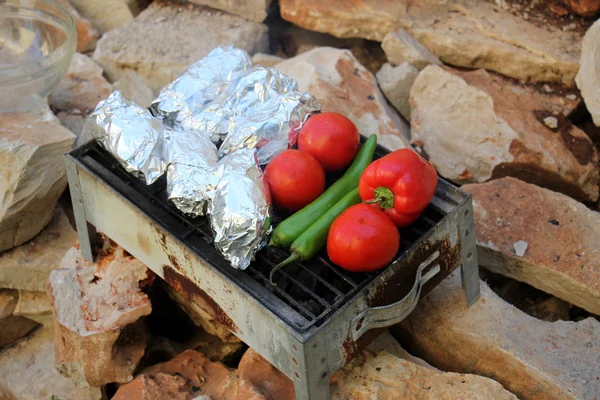 Mat tillagas på grillen — Stockfoto