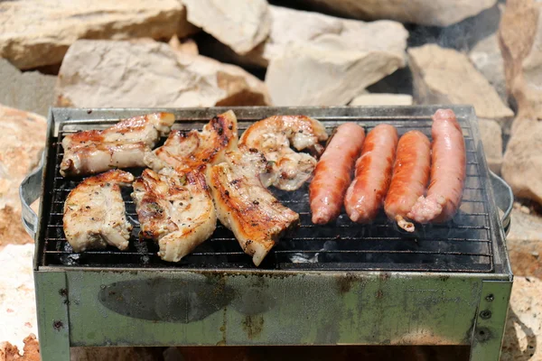 Mat tillagas på grillen — Stockfoto