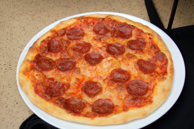 Yemek masada duruyor    