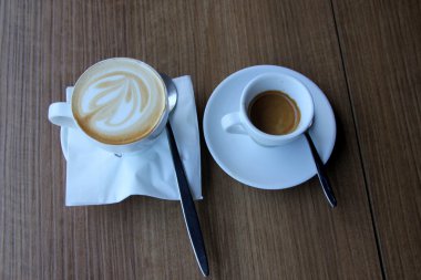 Masanın üzerinde bir fincan kahve.      