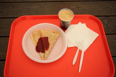 Masanın üzerinde bir fincan kahve.      