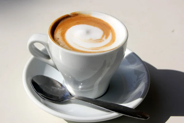 En kopp kaffe på bordet — Stockfoto