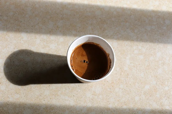 Ένα φλιτζάνι καφέ στο τραπέζι — Φωτογραφία Αρχείου