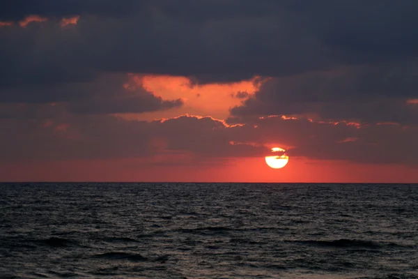 Pôr do sol no mar Mediterrâneo — Fotografia de Stock