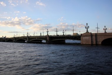 Köprü - yapay bir yapı      